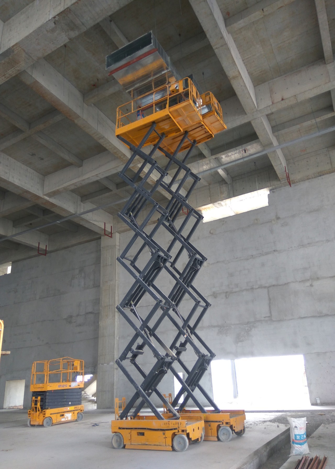展館升級進(jìn)行時(shí) 剪叉臂架車齊上陣，消防通風(fēng)施工忙